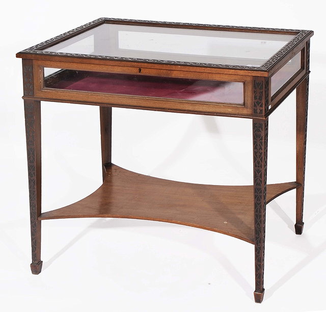 Appraisal: AN EDWARDIAN MAHOGANY BIJOUTERIE TABLE with blind fretwork decoration on