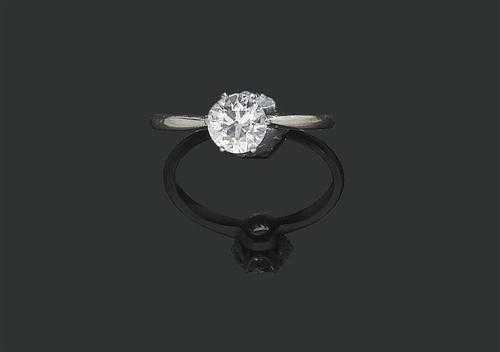 Appraisal: DIAMANT-RING um Platin Apartes elegantes Solitaire-Modell mit Altschliff-Diamant von ca