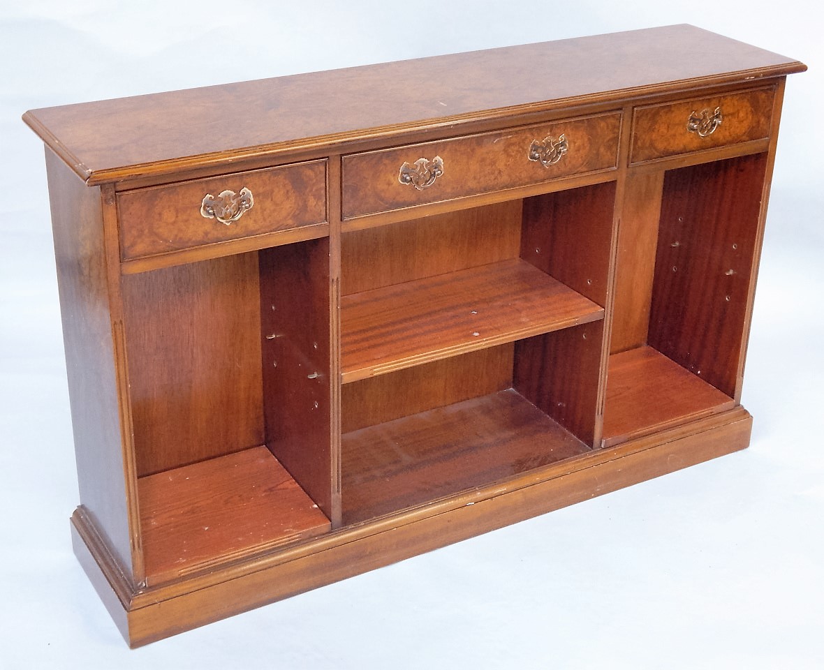 Appraisal: A walnut finish freestanding bookcase with frieze drawers above open