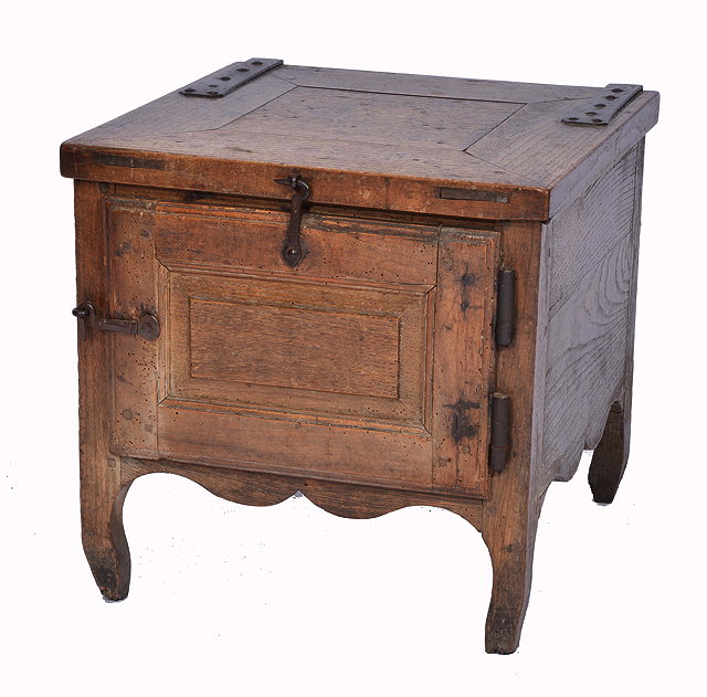 Appraisal: AN ANTIQUE FRENCH OAK COMMODE with hinged rising lid panel