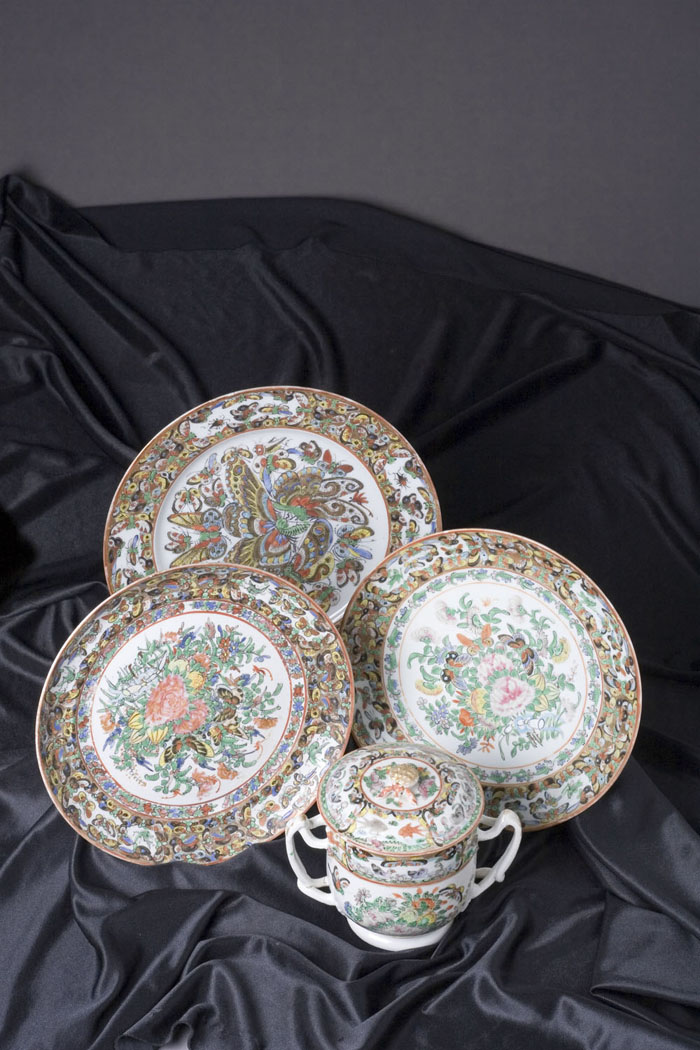 Appraisal: LOT OF FAMILLE ROSE PLATES AND A STRAP HANDLED COVERED