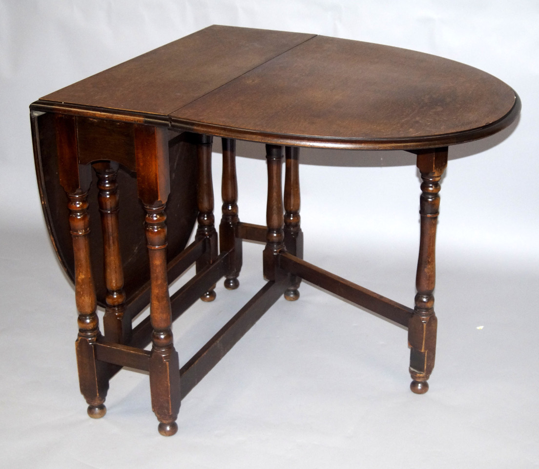 Appraisal: An oak gateleg dining table the oval top raised on