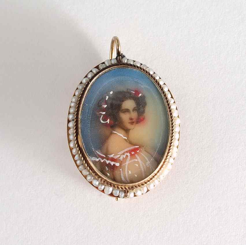 Appraisal: K VICTORIAN PORTRAIT PIN K yellow gold pin contains a