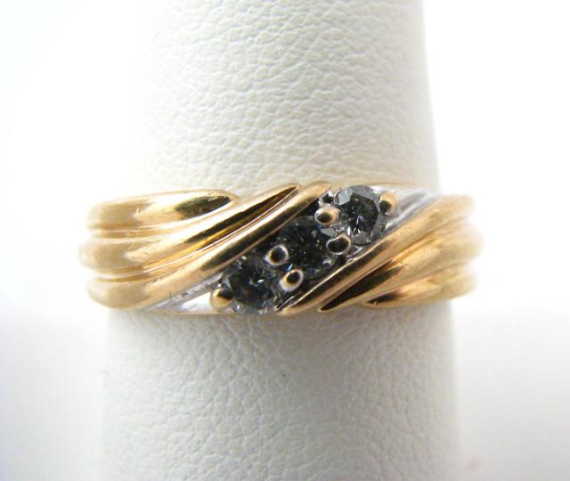 Appraisal: Gentleman's K yellow gold wedding ring with three diamonds tdw