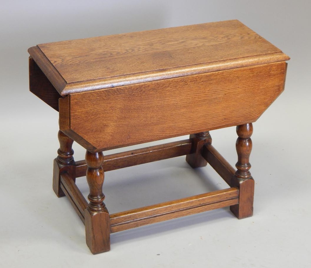 Appraisal: A small oak dropleaf occasional table the rectangular top with