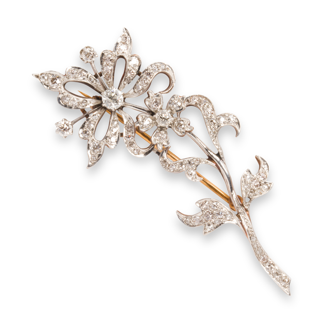 Appraisal: AN ANTIQUE DIAMOND AND PLATINUM-TOPPED FOURTEEN KARAT GOLD BROOCH An