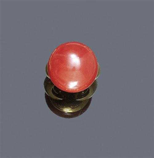 Appraisal: CORAL AND GOLD RING Yellow gold Modern casual ring the