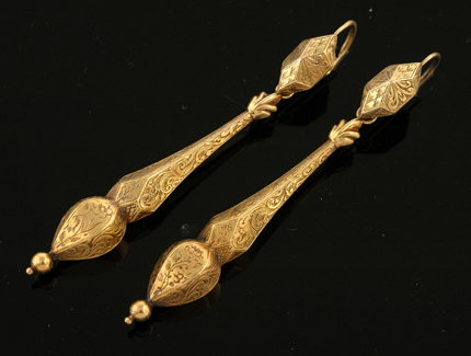 Appraisal: A pair of Antique gold drop earrings The ct gold