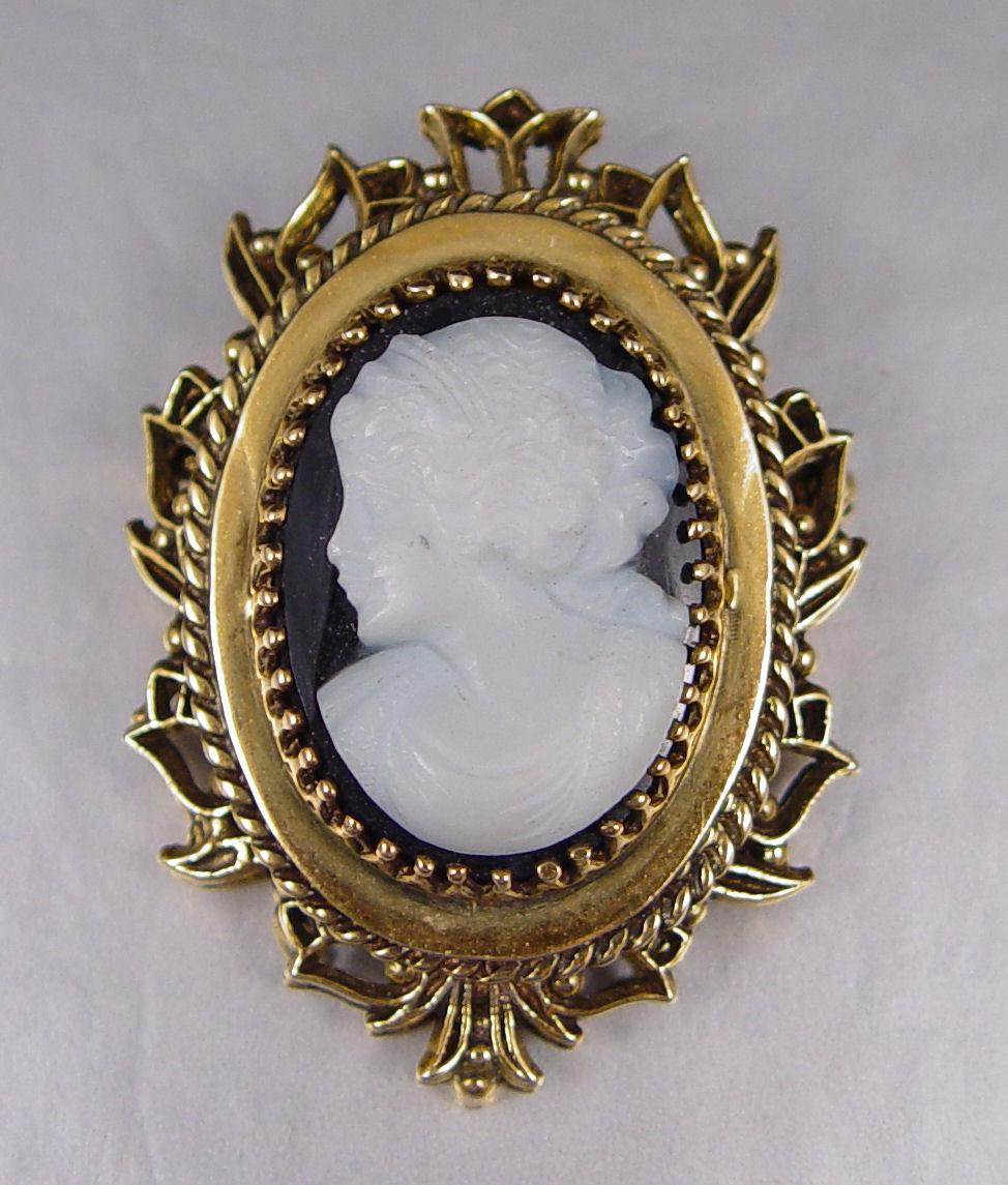 Appraisal: CARVED ONYX CAMEO IN K GOLD PENDANT BROOCH Most unusual