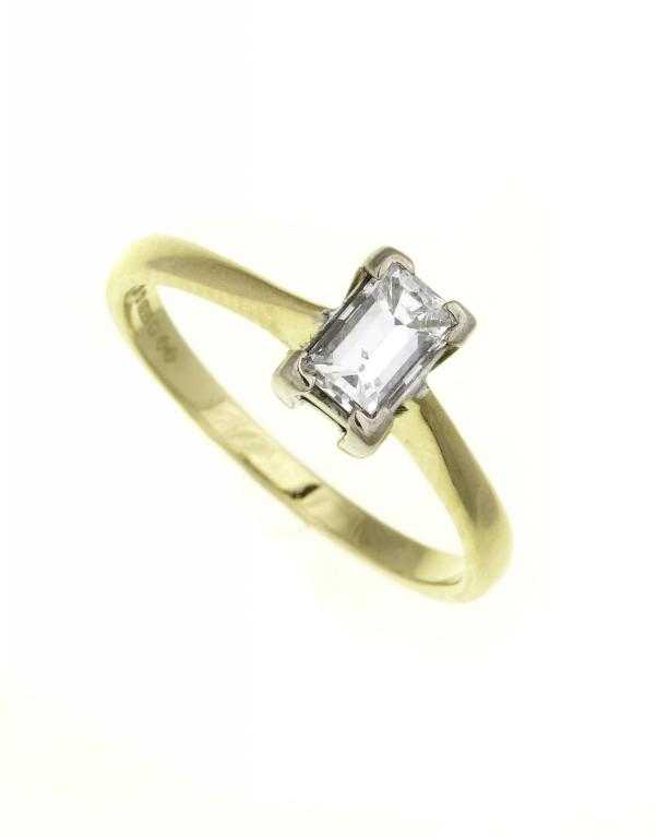 Appraisal: A DIAMOND SOLITAIRE RING with emerald cut diamond ct gold