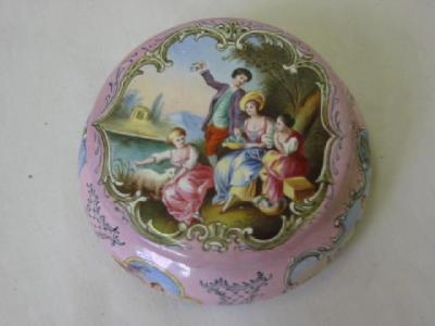 Appraisal: A CONTINENTAL ENAMEL BOX of circular form the top depicting