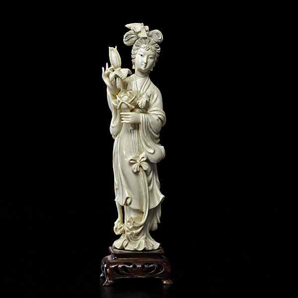 Appraisal: Chinese Ivory Guanyin Figure Chinese early th century A carved