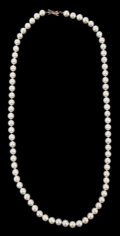 Appraisal: kt Gold Pearl Necklace knotted pearls range from approx to