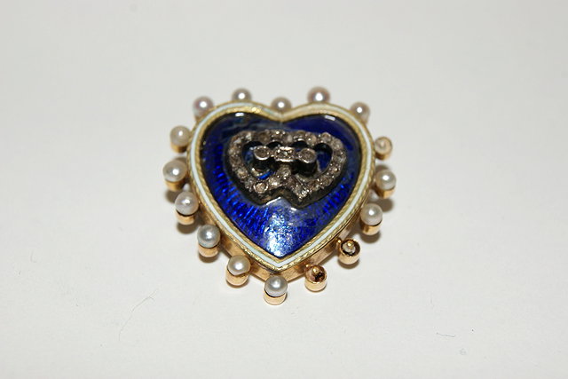 Appraisal: A K GOLD BROOCH of heart shaped form with yellow