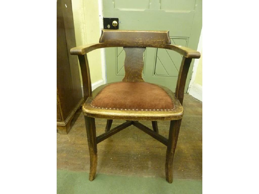 Appraisal: A pair of oak framed office desk chairs with bowed