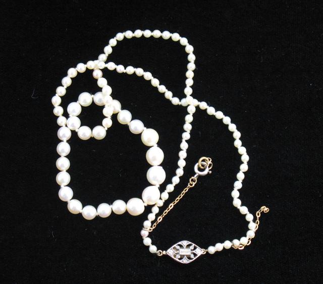 Appraisal: A GRADUATED ROW OF KNOTTED CULTURED PEARLS the navette-shaped openwork