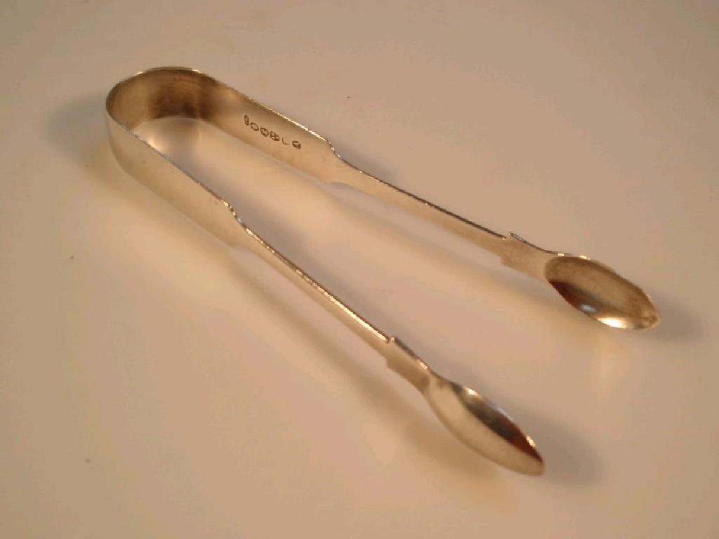 Appraisal: A pair of George IV silver fiddle pattern sugar tongs