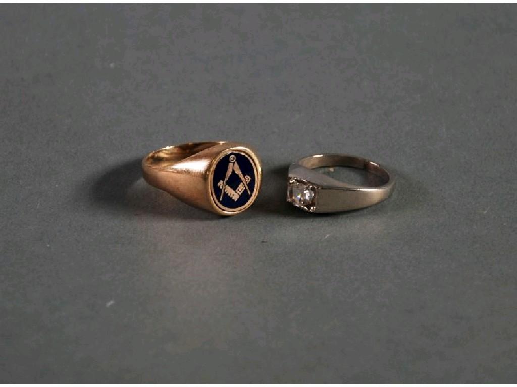 Appraisal: GENTS ct GOLD MASONIC SIGNET RING the oval black onyx