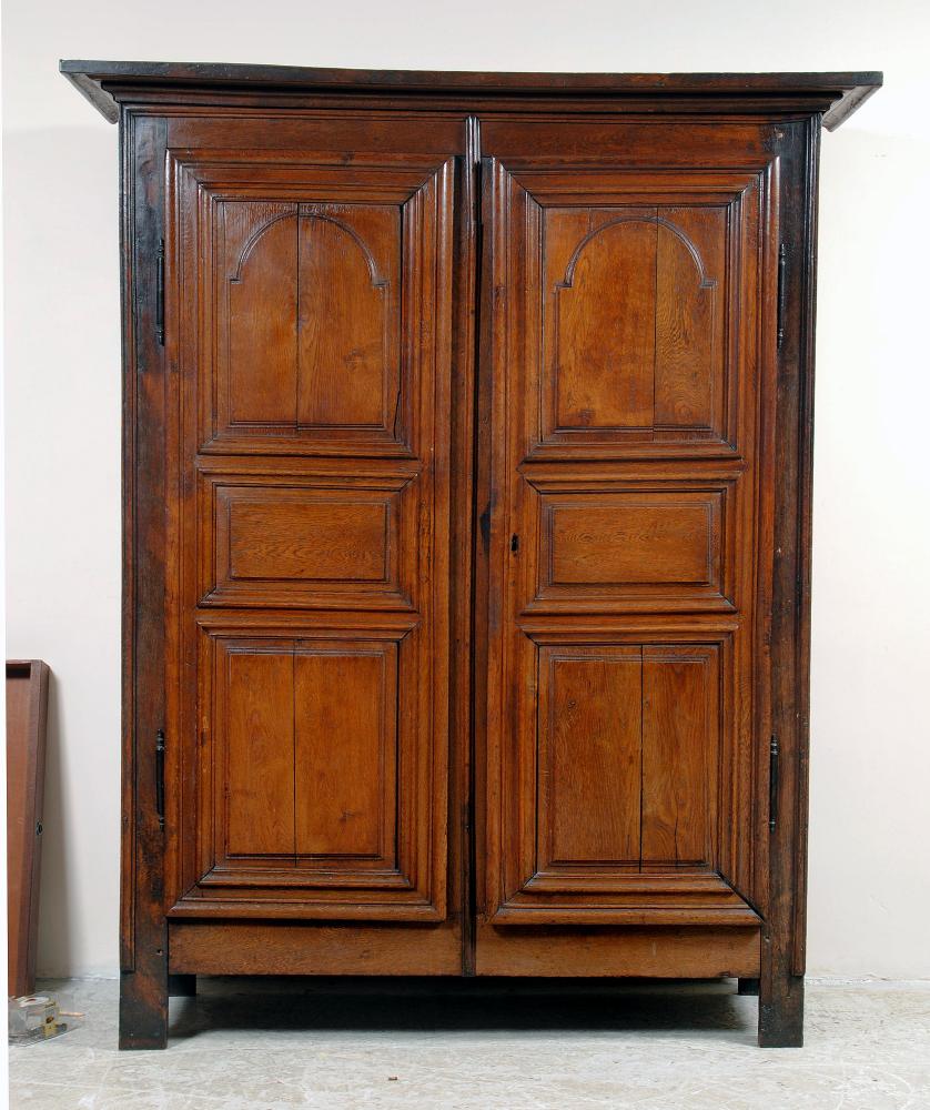 Appraisal: A BRETON OAK ARMOIRE c the deep cavetto moulded projecting