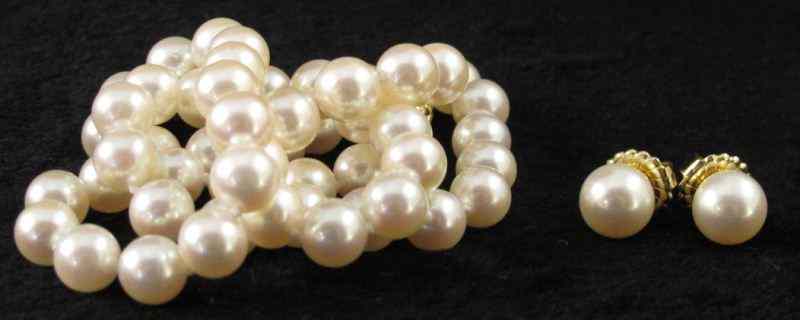 Appraisal: Akoya Pearl Necklace and Earringsthe necklace designed as a single