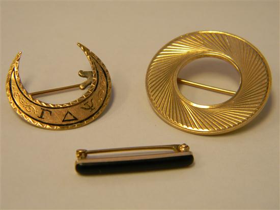 Appraisal: JEWELRY Circle pin K yellow gold swirl design diameter measures