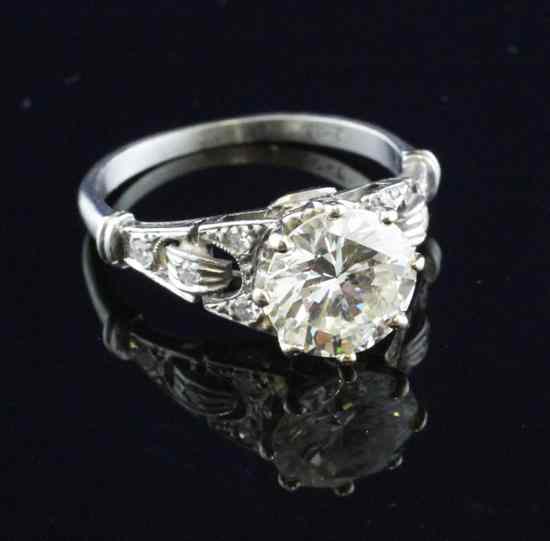 Appraisal: A platinum set solitaire diamond ring the brilliant cut stone