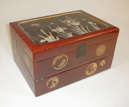 Appraisal: A late thC early thC Japanese lacquer writing box with