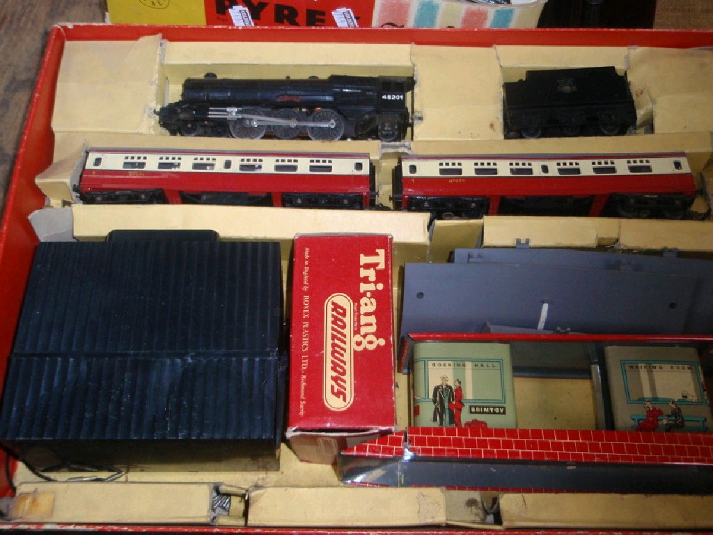 Appraisal: A Triang Railways no passenger train OO gauge electric scale