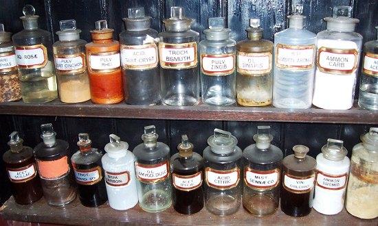 Appraisal: A large quantity of chemist's drug jars various