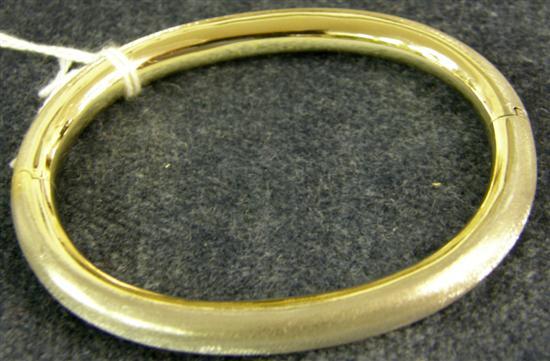 Appraisal: A WHITE AND YELLOW METAL TEXTURED HINGED BANGLE