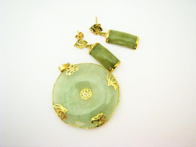 Appraisal: A K yellow gold round jade pendant and pair of