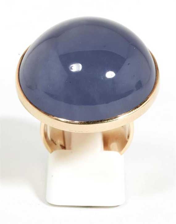 Appraisal: CHALCEDONY AND GOLD RING Yellow gold g Modern ring the