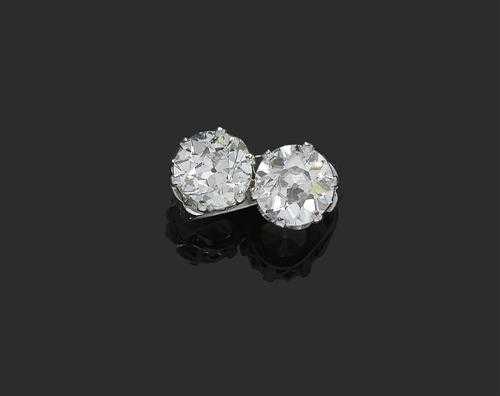 Appraisal: DIAMOND RING ca Platinum Fancy Crois model the top set