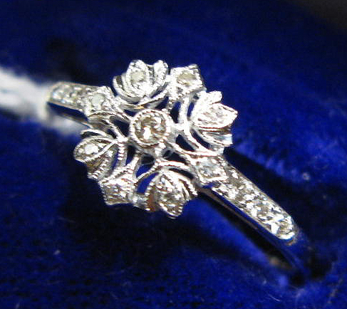 Appraisal: DIAMOND AND EIGHTEEN KARAT WHITE GOLD SNOWFLAKE RING The top