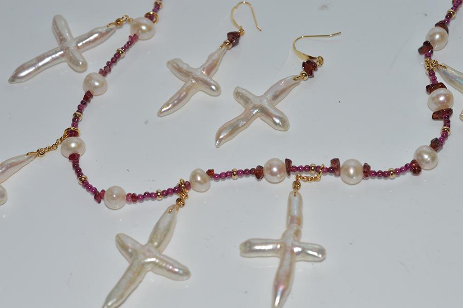 Appraisal: A PEARL AND GARNET NECKLACE TOGETHER WITH A PAIR OF