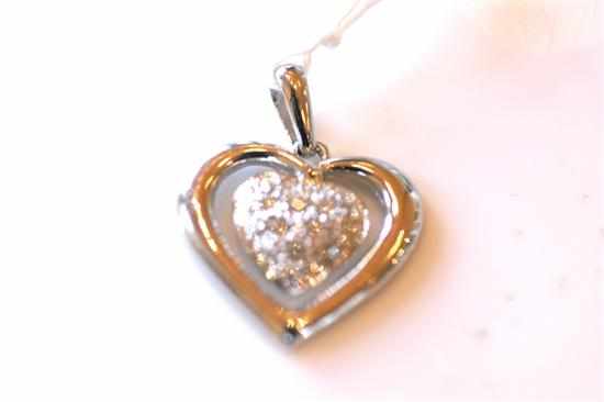 Appraisal: A DIAMOND SET HEART PENDANT IN CT WHITE GOLD