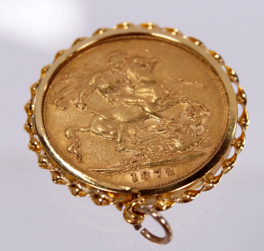 Appraisal: A Victoria gold sovereign in a ct gold twisted pendant