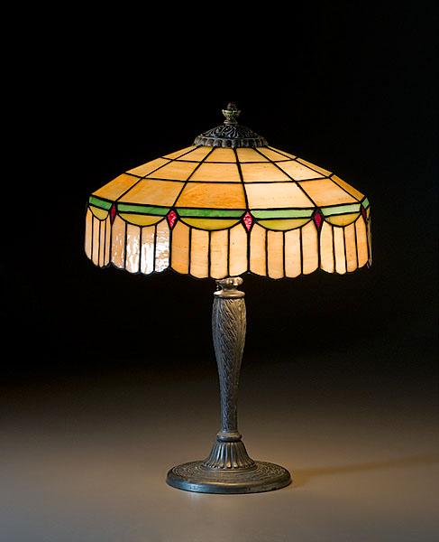 Appraisal: PITTSBURGH ATTRIBUTION LEADED GLASS TABLE LAMP American ca - A