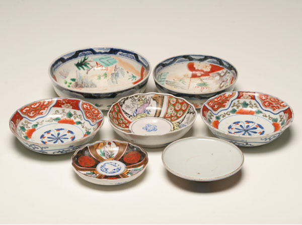 Appraisal: Japanese imari porcelain five bowls with varying depths and design