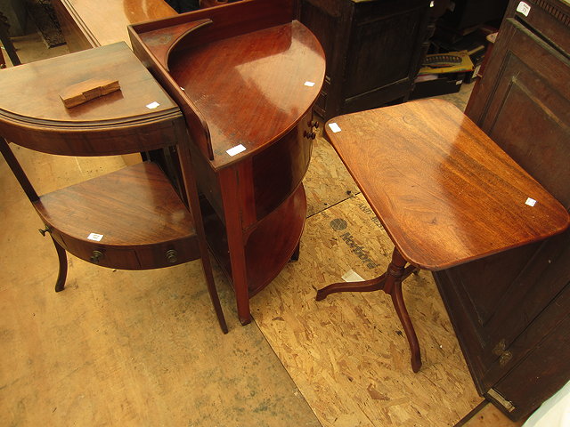 Appraisal: A GEORGIAN MAHOGANY CORNER WASH STAND cm wide together with