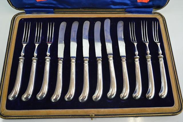 Appraisal: BOXED STERLING SILVER PISTOL GRIP ENTREE KNIVES AND FORK SET