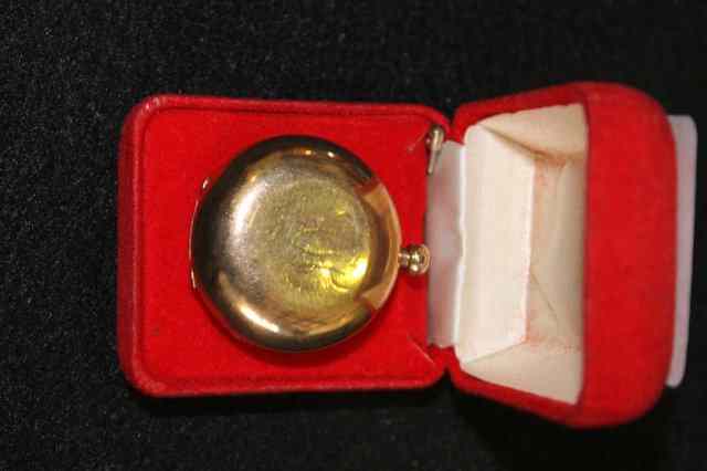 Appraisal: A CT GOLD SOVEREIGN CASE of plain form monogrammed