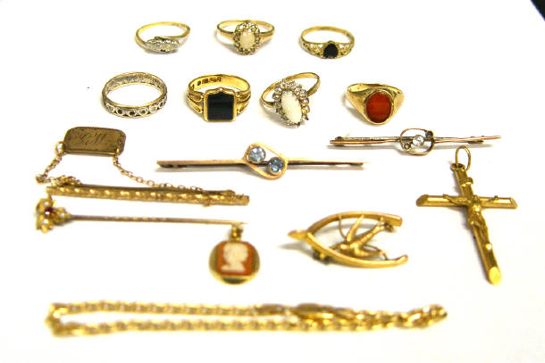 Appraisal: Box of assorted gold jewellery including bar brooches rings stickpins