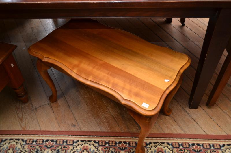 Appraisal: A MIDCENTURY COFFEE TABLE A MIDCENTURY COFFEE TABLE