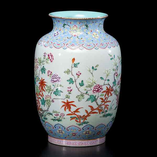 Appraisal: Chinese Famille Rose Vase Chinese early th century A famille