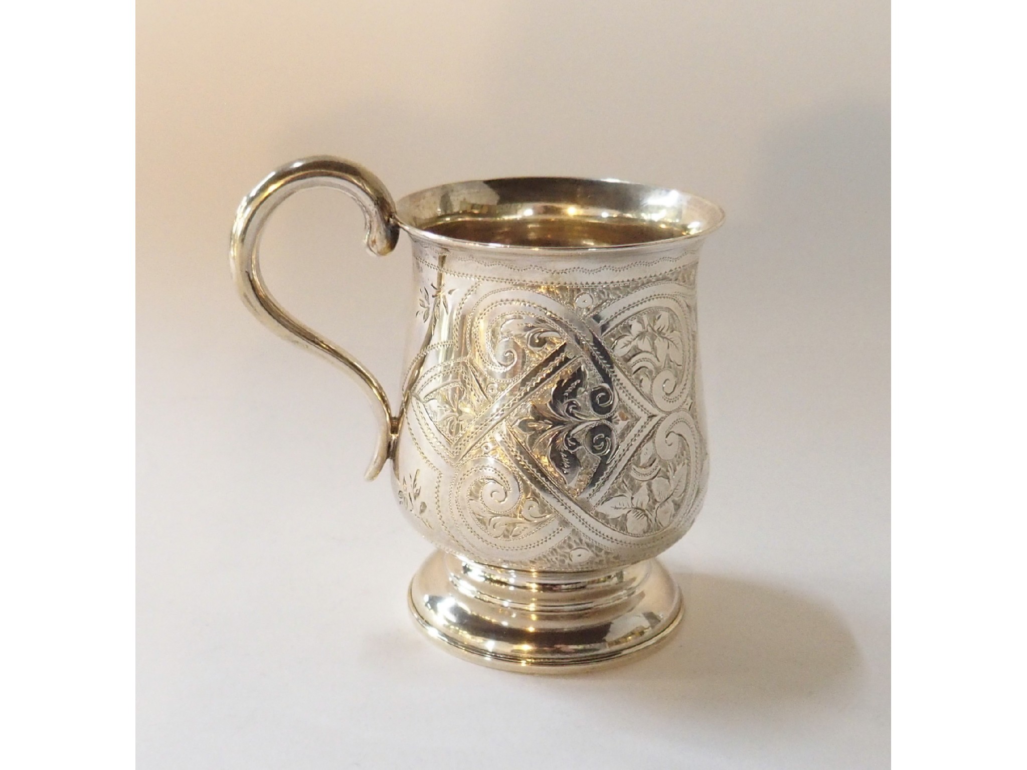 Appraisal: A silver christening mug Birmingham oz