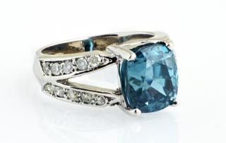 Appraisal: Lady's K White Gold Dinner Ring with a blue Lady's