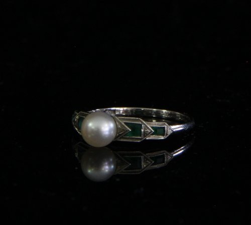 Appraisal: An Art Deco style ring the central pearl flanked by