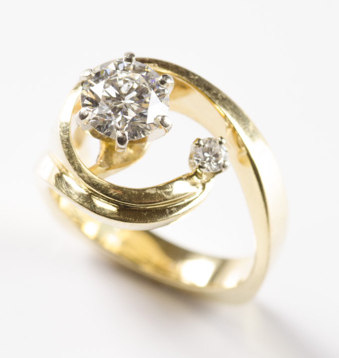 Appraisal: DIAMOND AND EIGHTEEN KARAT GOLD RING featuring a round brilliant-cut