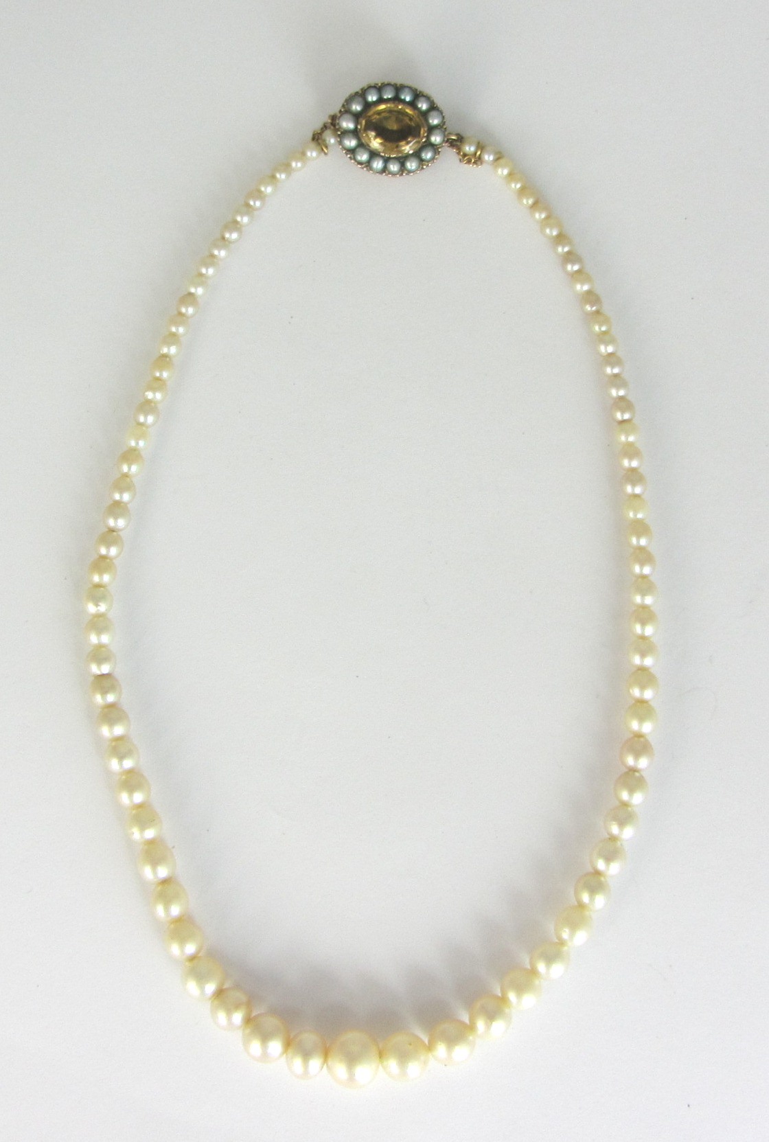 Appraisal: A single row necklace of graduated cultured pearls on a